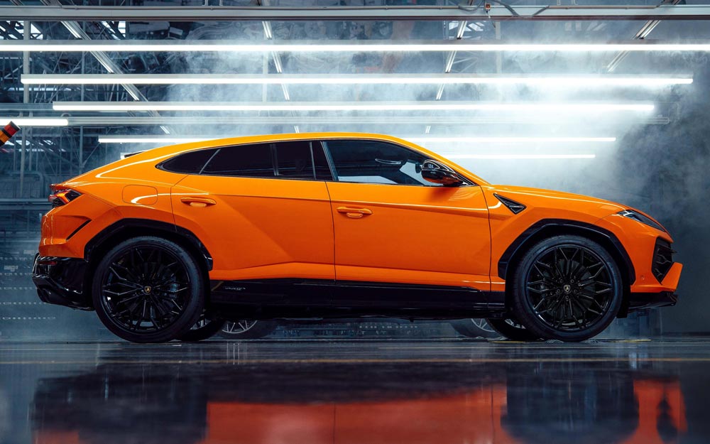 Laterale di Lamborghini Urus SE 2024 Arancione